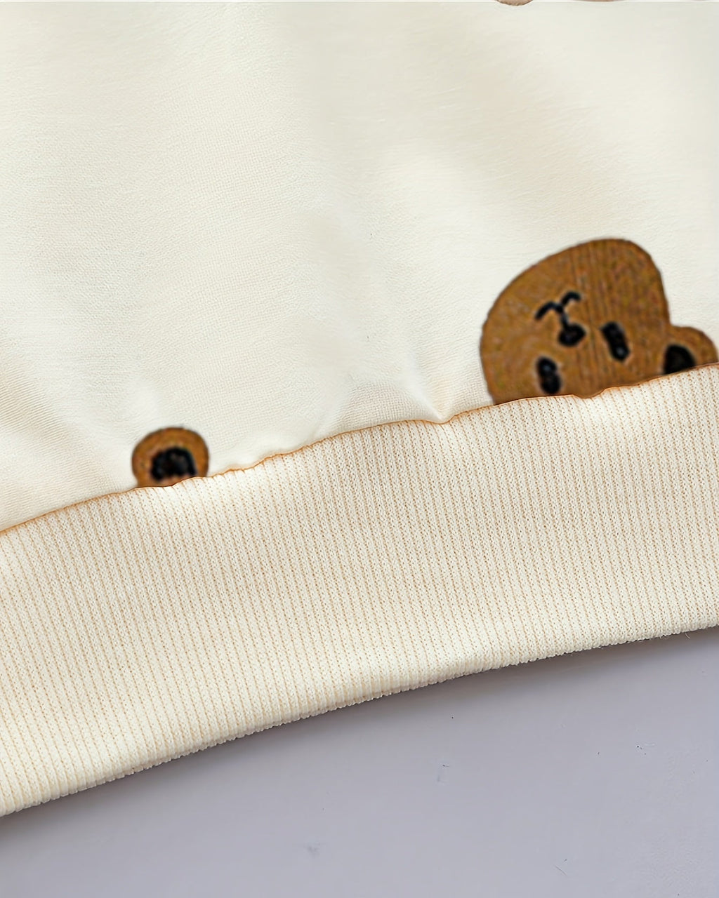 Cómodo conjunto de dos piezas: sudadera y pantalón cómodo de algodón.