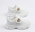 Zapato deportivo blanco para niños en España