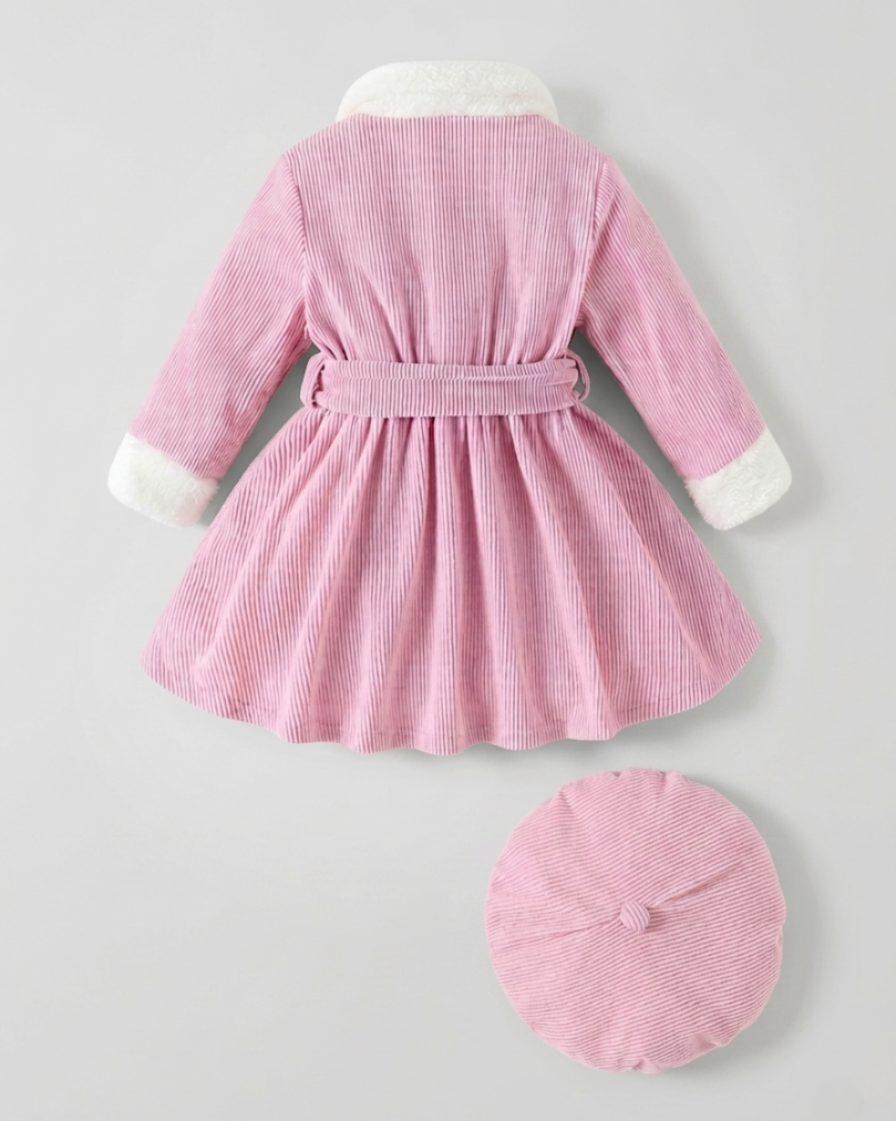Abrigo de invierno para niña con cuello de pelo suave, cinturón elegante y gorro a juego looks elegantes y en España