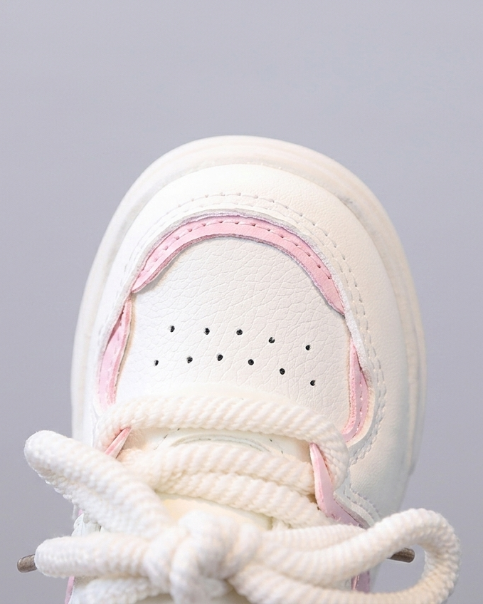 Zapato deportivo con combinación de colores rosa y blanco, de diseño moderno para niñas en España