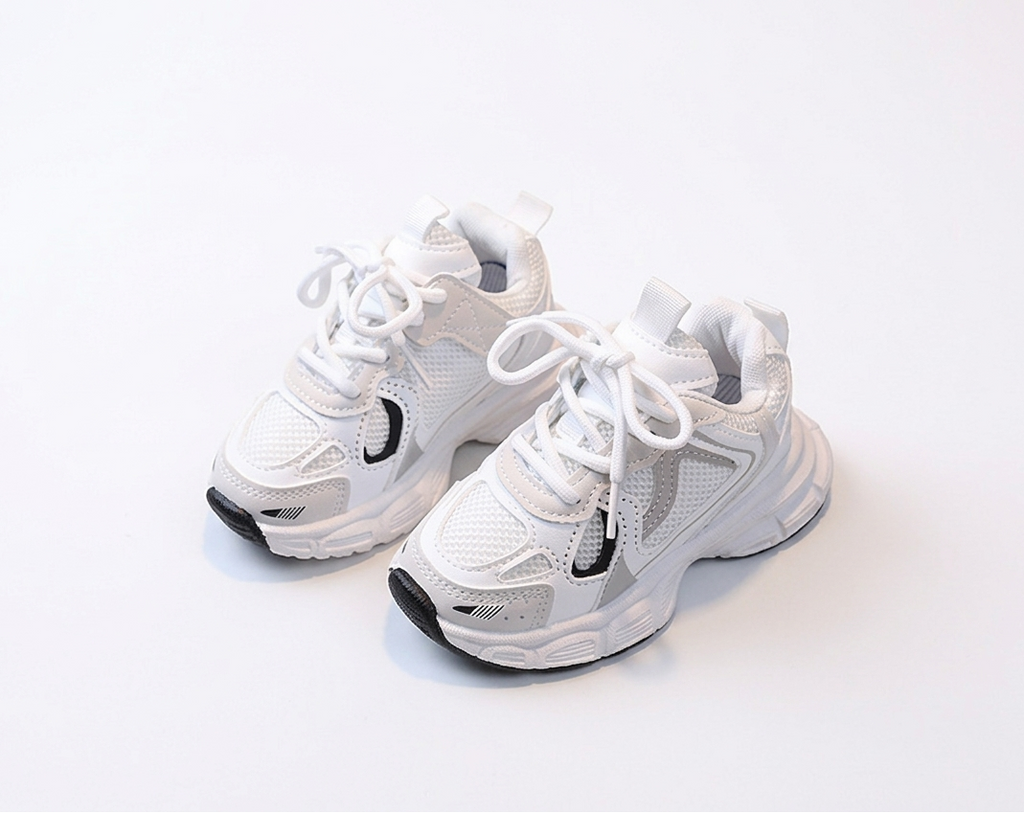 Zapatillas deportivas para niños con diseño moderno en España