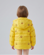 Chaqueta infantil de invierno con capucha y estampado de patitos   acolchada  con bolsita a juego en España