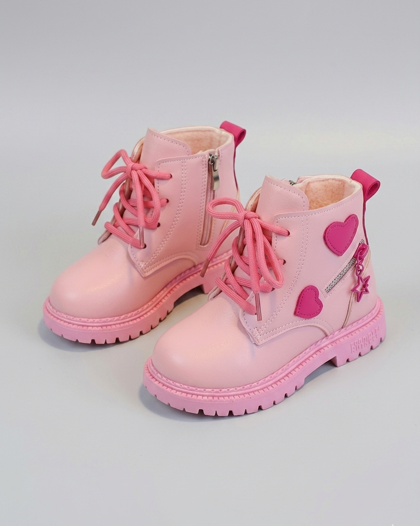 Botas de invierno para niña con diseño de corazones en España