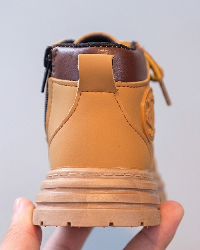 Botas para niños con forro interior cálido y suave y diseño moderno en España