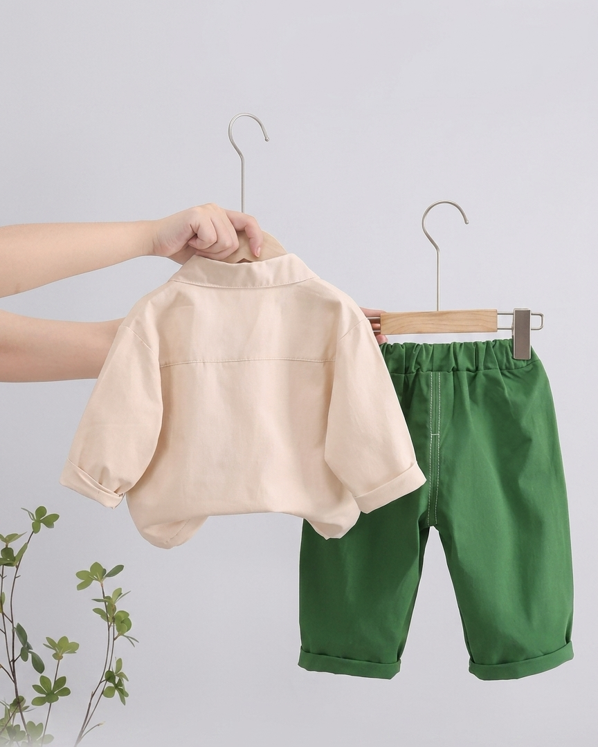Conjunto niño 3 piezas: camisa de botones, camiseta interior y pantalón verde de algodón en España