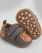 Zapatos bebé recién nacido de tela bordada con osito y cierre de velcro – calzado suave para bebés en España