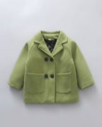 Abrigo de invierno infantil clásico elegante para niño y niña vista frontalAbrigo de invierno infantil clásico elegante para niño y niña vista frontal