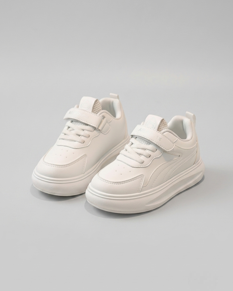 Zapatillas deportivas blancas con diseño moderno en España