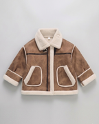 Chaqueta de invierno infantil de piel sintética con forro polar sherpa, cuello alto y diseño moderno en España