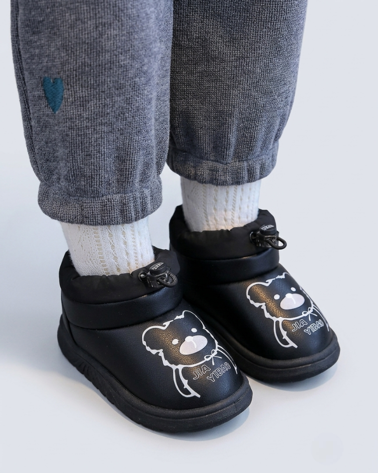 Zapato de invierno con diseño de oso en España