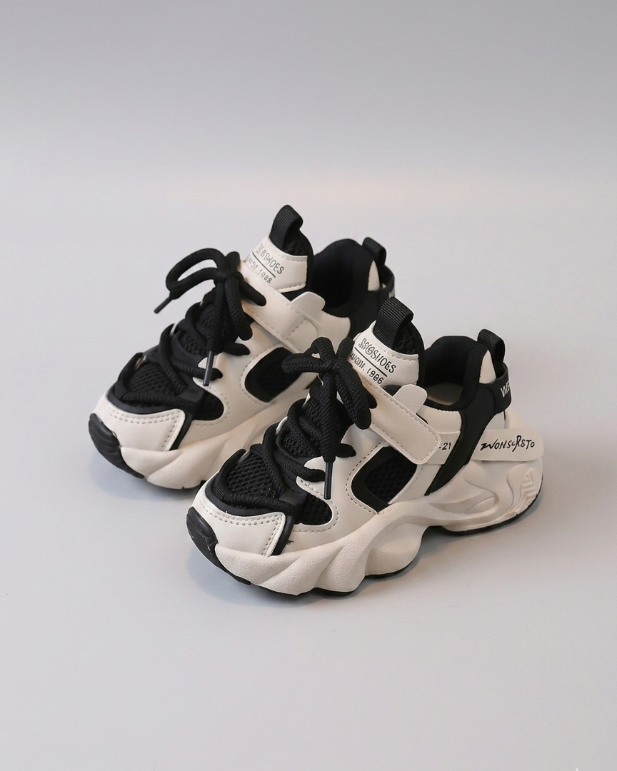 Zapatilla deportiva ligera y transpirable con cordones y diseño moderno para niños en España
