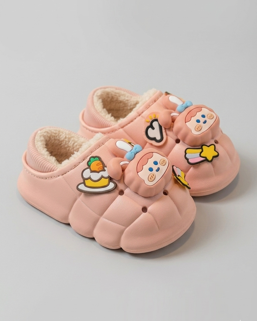 Pantuflas de invierno cálidas y acolchadas decoradas con muñecos animados para niños en España
