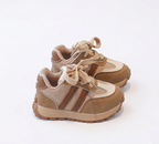 Zapato con diseño deportivo moderno para niños en España