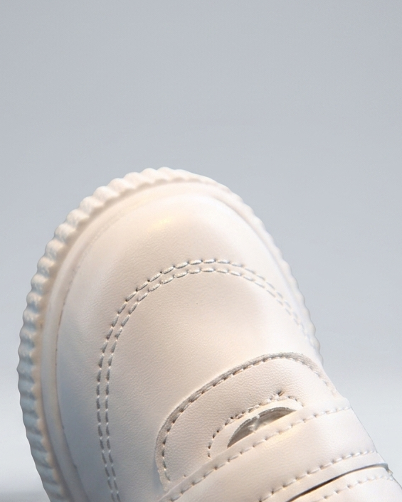 Zapato blanco de diseño moderno y ligero en España