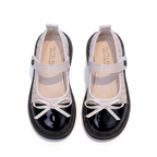 Zapato para niña con diseño brillante y lazada elegante en España
