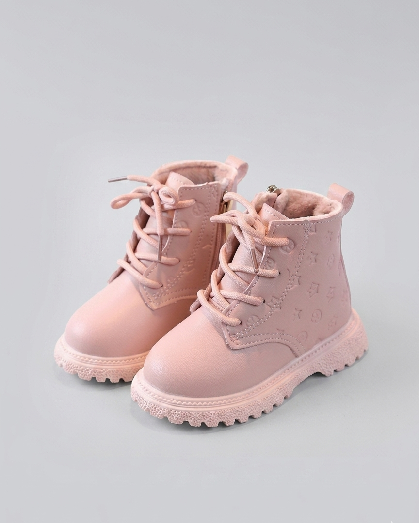 Bota de invierno cálida y rosa, ideal para el invierno en España