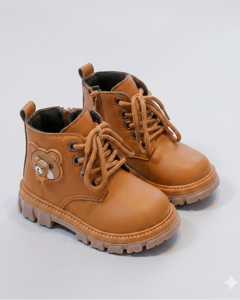 Bota de invierno de diseño moderno con dibujo lateral de osito en España