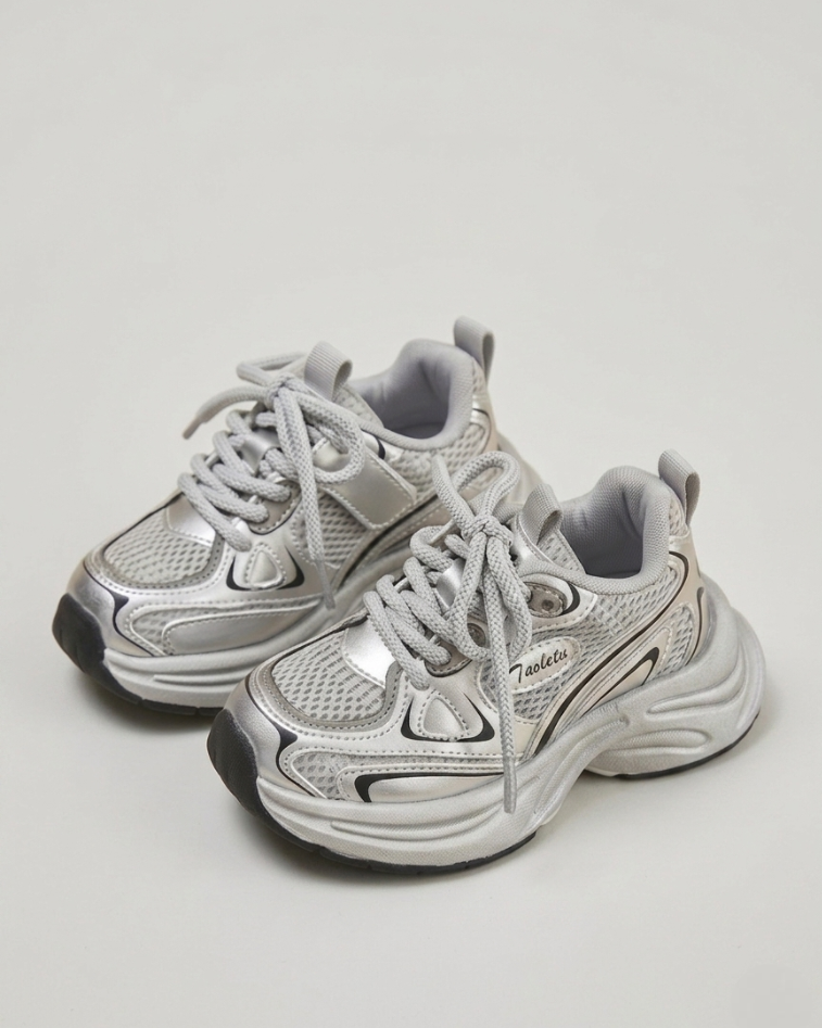Zapatillas deportivas infantiles con diseño moderno en España