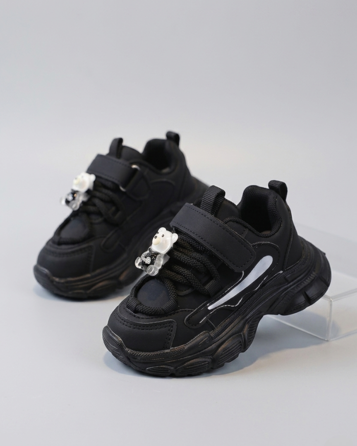 Zapato negro moderno para niños en España