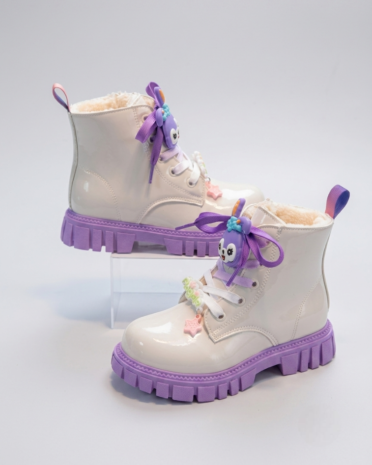 Bota de invierno para niña con diseño moderno y brillante en España