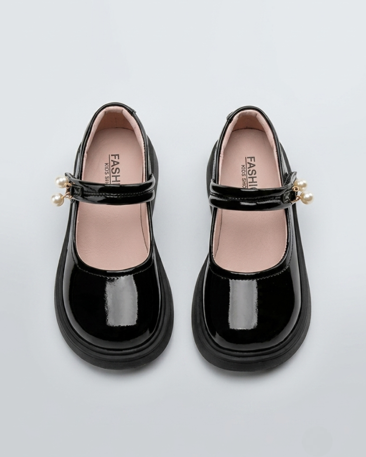 Zapato moderno y elegante para niña con diseño clásico en España
