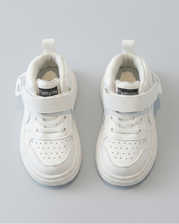 Zapato deportivo con diseño moderno en color blanco en España