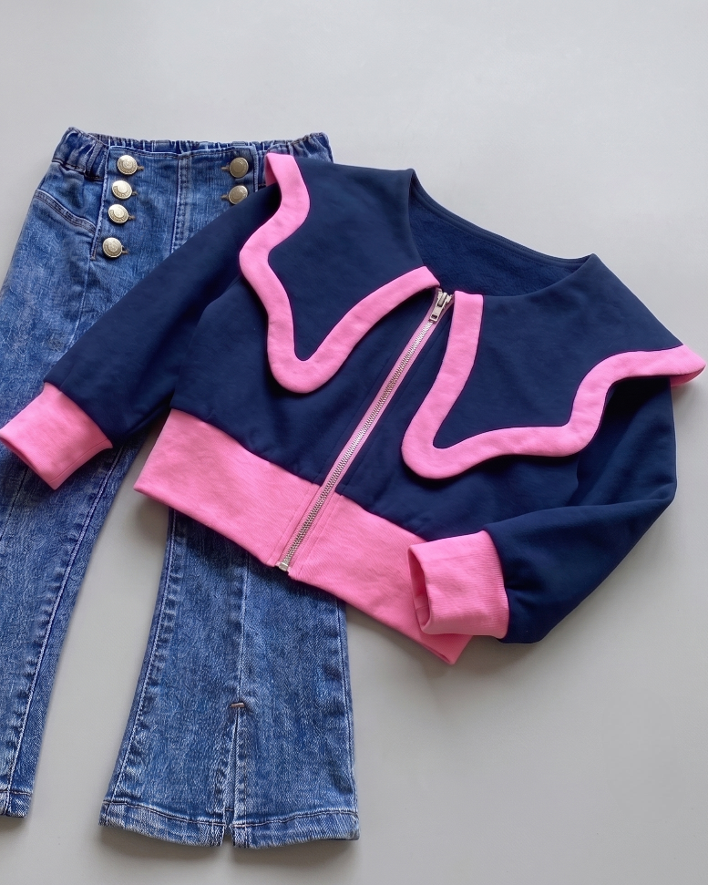 Conjunto niña elegante 2 piezas blusa azul marino con detalles rosas y pantalón vaquero flare con botones dorados