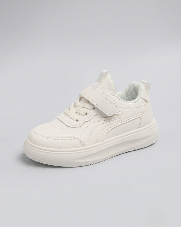 Zapatillas deportivas blancas con diseño moderno en España