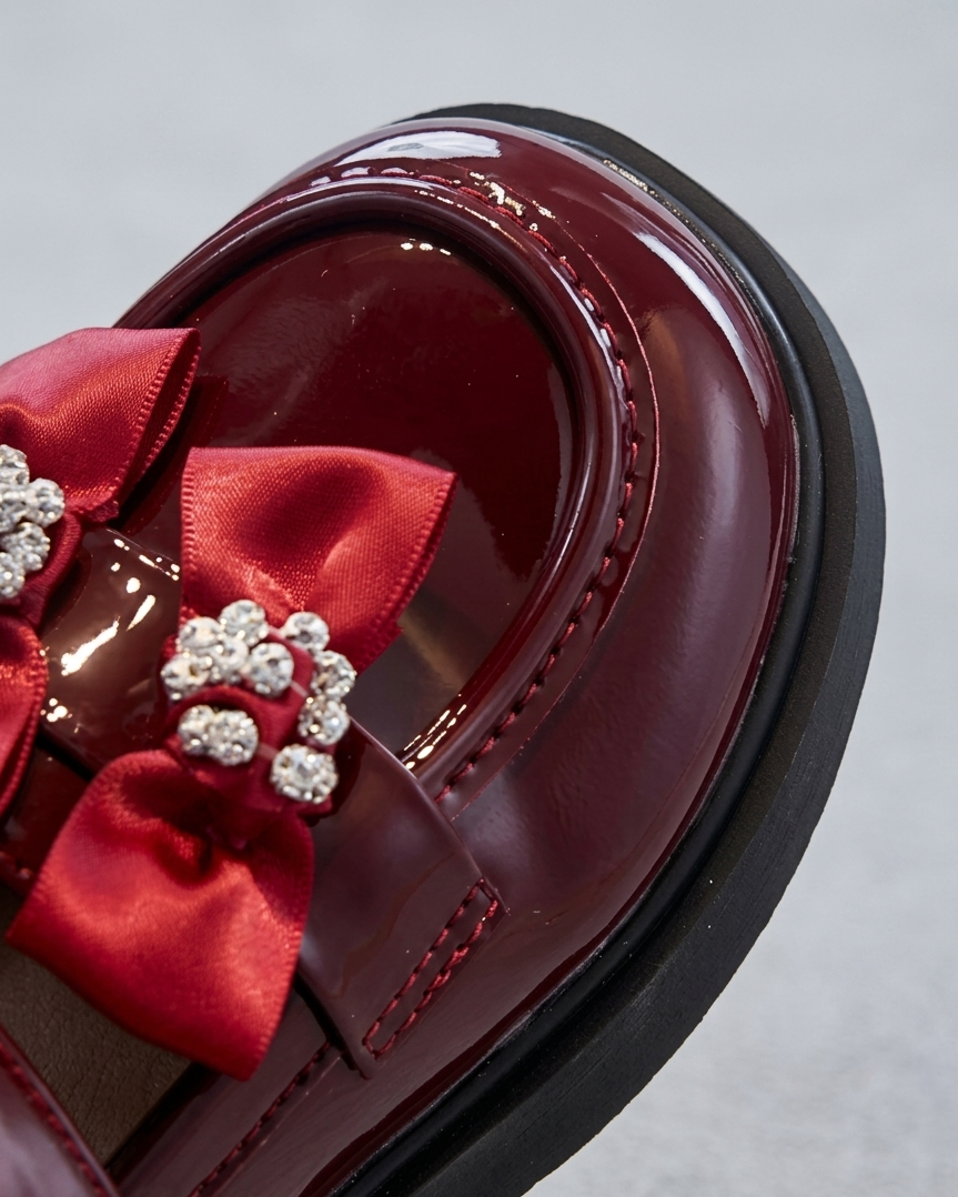 Zapato elegante para niñas con lazo adornado y colores brillantes en España