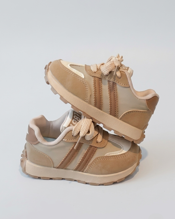 Zapato con diseño deportivo moderno para niños en España