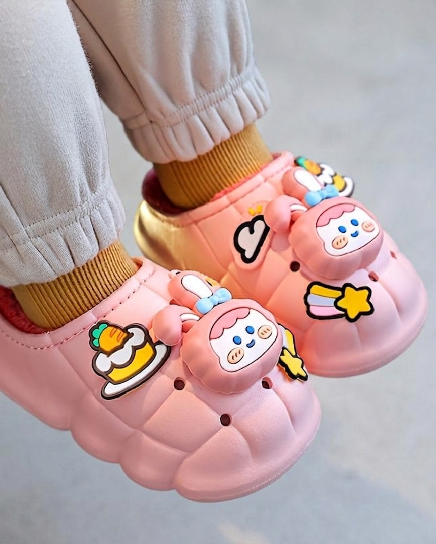 Pantuflas de invierno cálidas y acolchadas decoradas con muñecos animados para niños en España