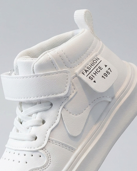 Zapato deportivo con diseño moderno en color blanco en España