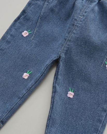 Conjunto niña 2 piezas con bordado de flores 3D otoño invierno,destacada para looks elegantes y sencillos en España