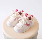 Zapato deportivo con combinación de colores rosa y blanco, de diseño moderno para niñas en España