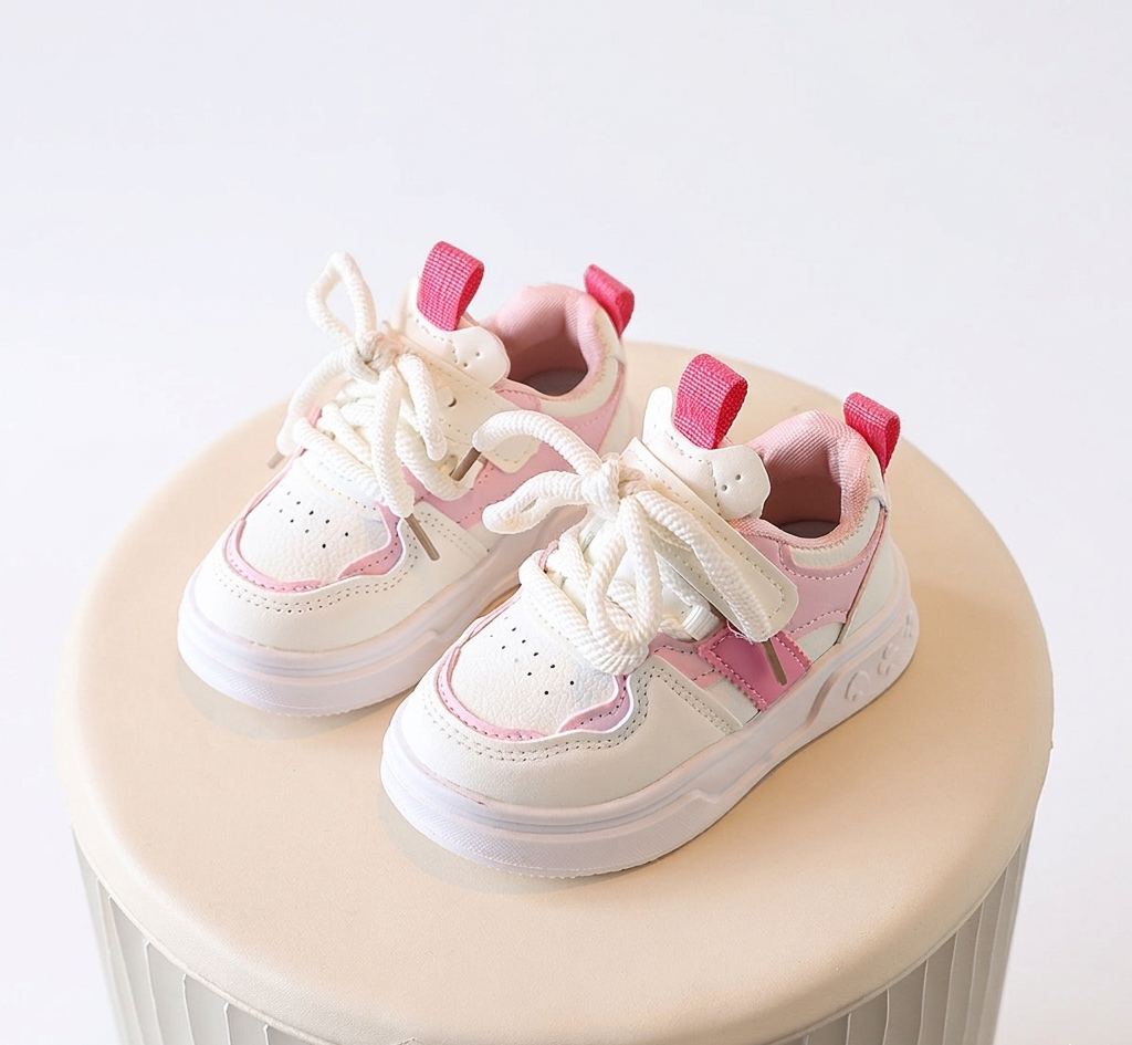 Zapato deportivo con combinación de colores rosa y blanco, de diseño moderno para niñas en España