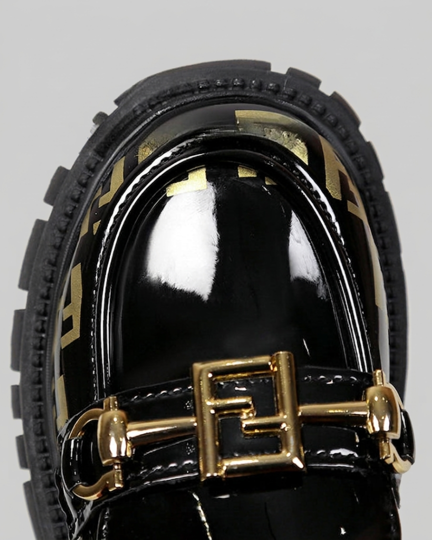 Zapato tipo loafer con diseño moderno y detalle dorado elegante en España
