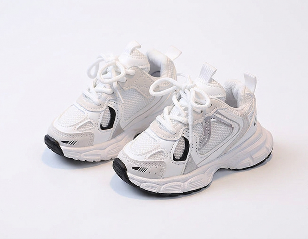 Zapatillas deportivas para niños con diseño moderno en España
