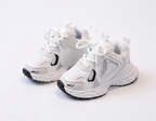Zapatillas deportivas para niños con diseño moderno en España