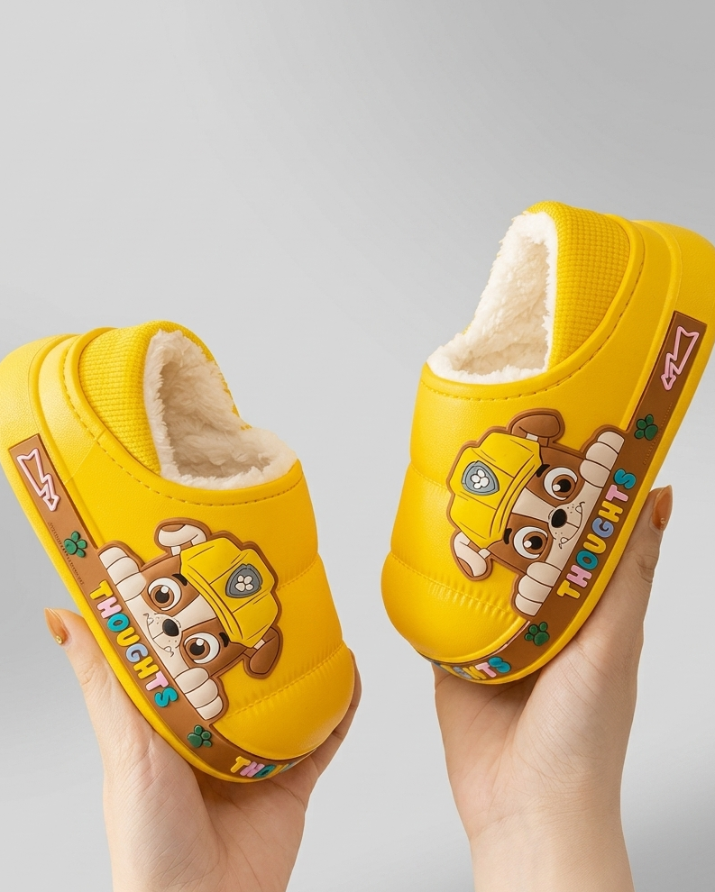 Pantuflas de invierno suaves con forro de piel cálida y diseño de dibujos animados en 3D. en España