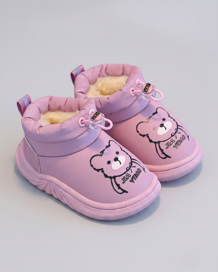 Zapato de invierno con diseño de oso en España