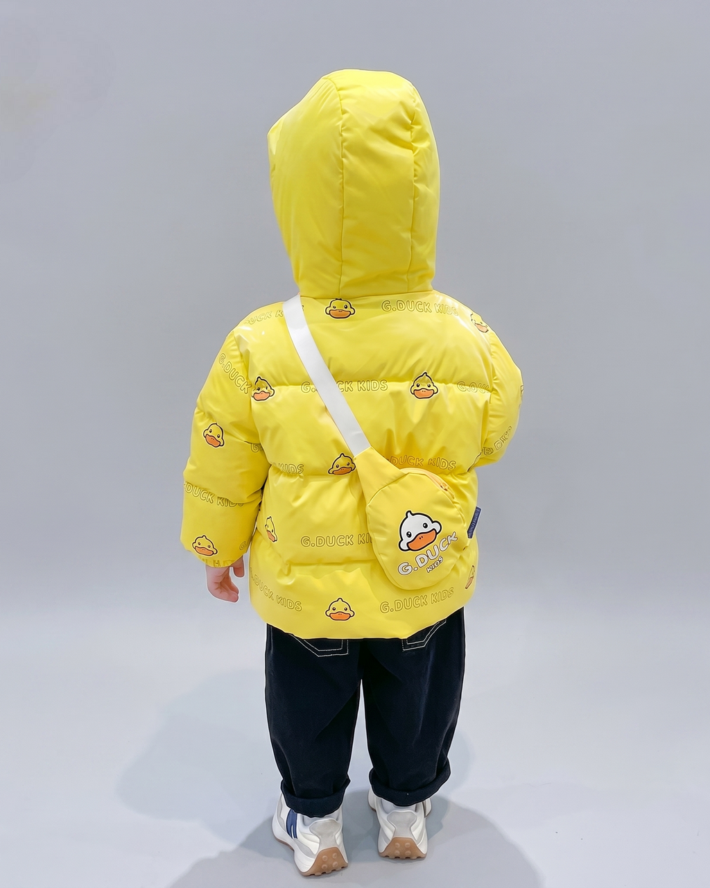 Chaqueta infantil de invierno con capucha y estampado de patitos acolchada con bolsita a juego en España