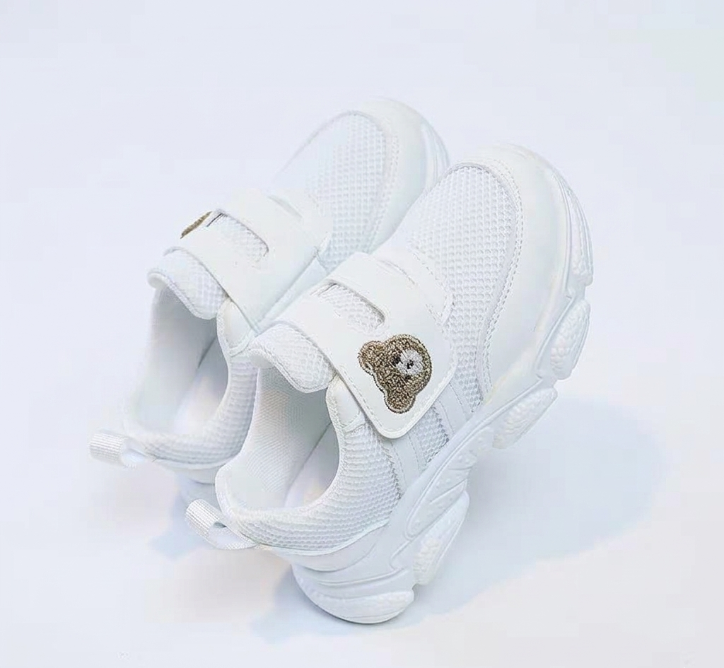 Zapato deportivo blanco para niños en España
