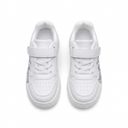 Zapato infantil blanco con diseño de dibujos animados. en España