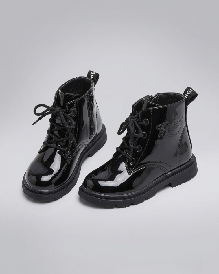 Botas de invierno con diseño de charol estilo moderno y un toque clásico y elegante. en España