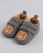Zapatos bebé recién nacido de tela bordada con osito y cierre de velcro – calzado suave para bebés en España