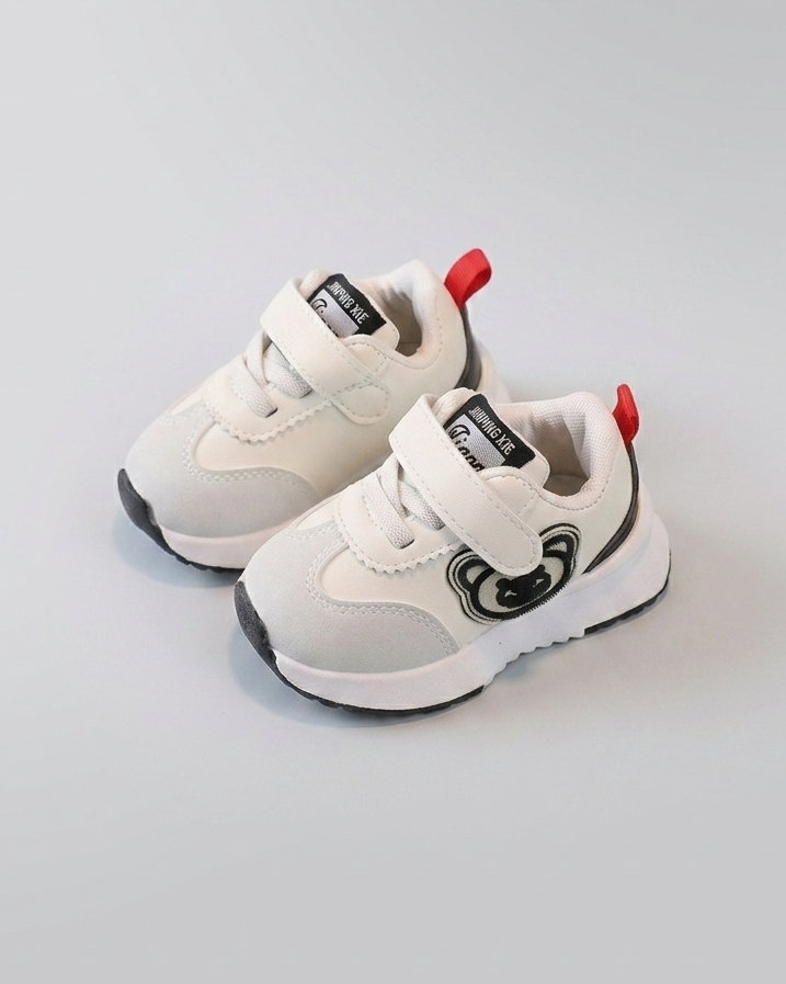 Zapato deportivo con diseño atractivo y dibujo de oso en España
