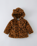 Abrigo niña invierno de pelo sintético con estampado de leopardo y capucha con orejitas en España