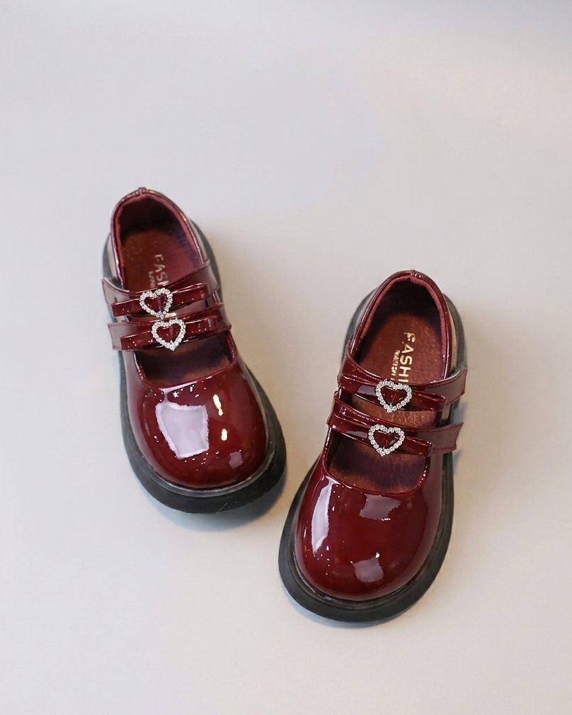 Zapato clásico elegante con diseño brillante en España