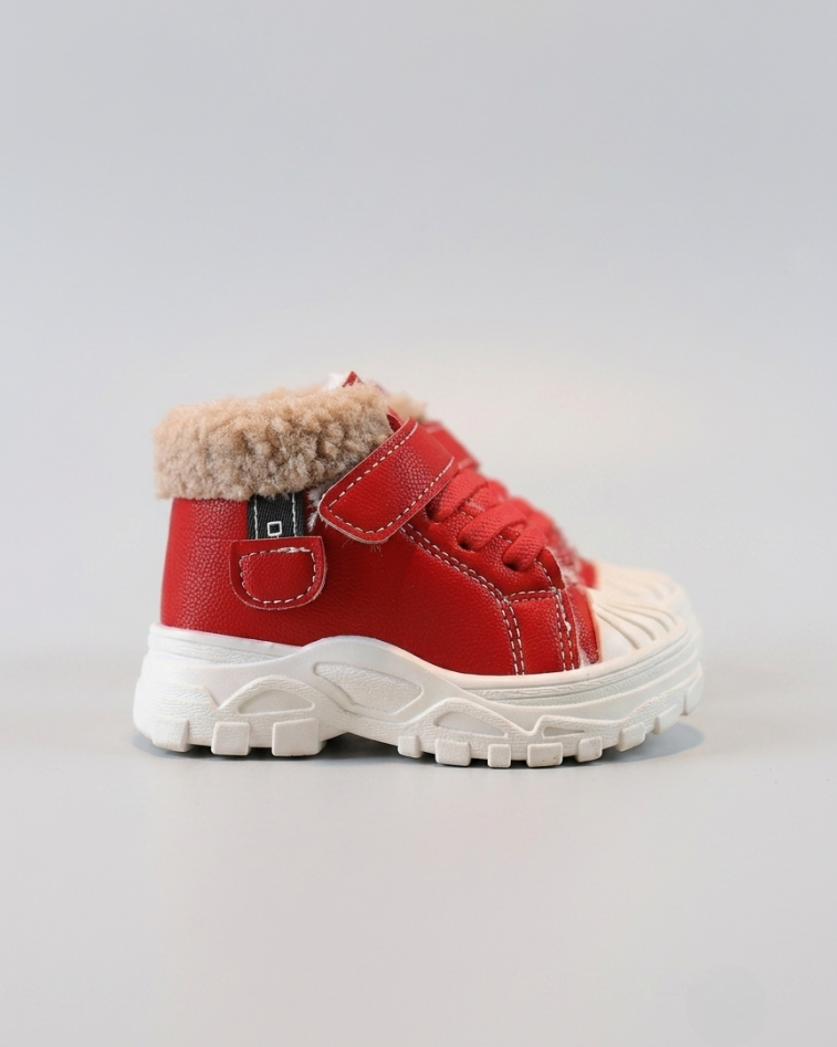 Zapatos cálidos forrados de piel con un diseño moderno. en España