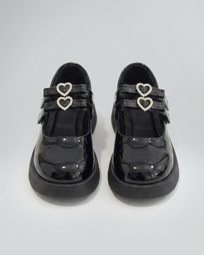 Zapato clásico elegante con diseño brillante en España